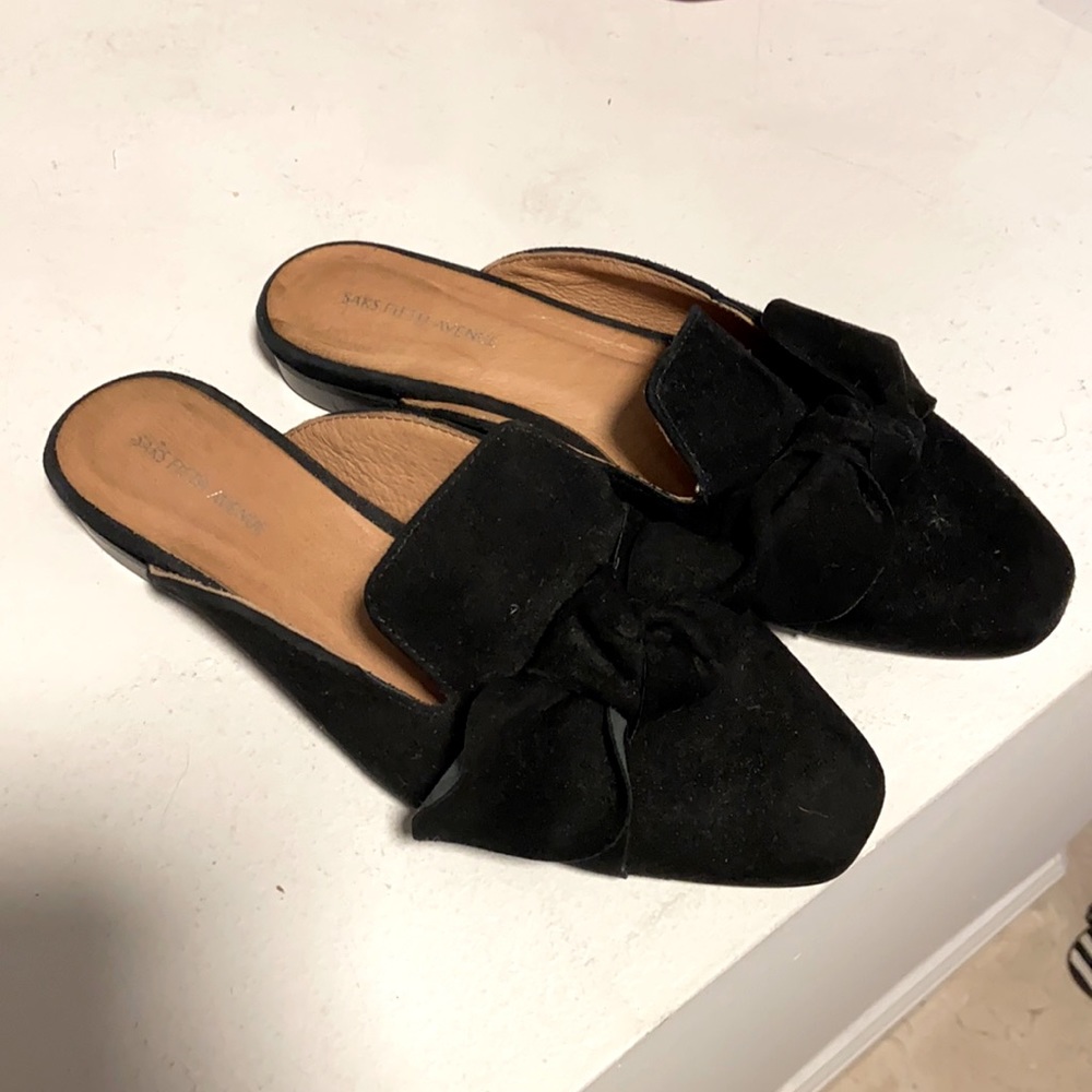 Saks fifth avenue bow flags